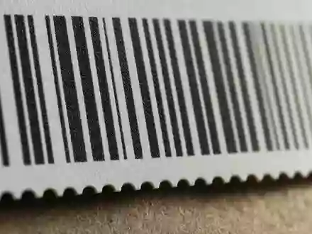 Zebra Technologies (US9892071054) zeigt eine Makroaufnahme eines gedruckten Barcode-Etiketts mit feiner Papierstruktur - Foto: THN