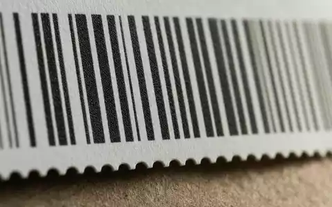 Zebra Technologies (US9892071054) zeigt eine Makroaufnahme eines gedruckten Barcode-Etiketts mit feiner Papierstruktur - Foto: THN