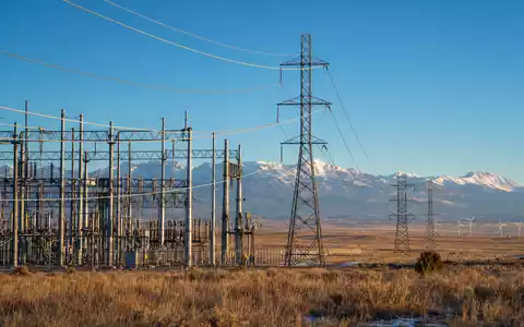 Xcel Energy Inc (ISIN US98389B1008) betreibt Umspannwerke und Stromleitungen vor Colorado-Bergpanorama bei Sonnenuntergang - Foto: THN