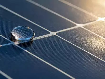 Xcel Energy Inc (ISIN US98389B1008) nutzt Solarzellen, gezeigt als Makroaufnahme mit Tautropfen auf Photovoltaik-Oberfläche - Foto: THN