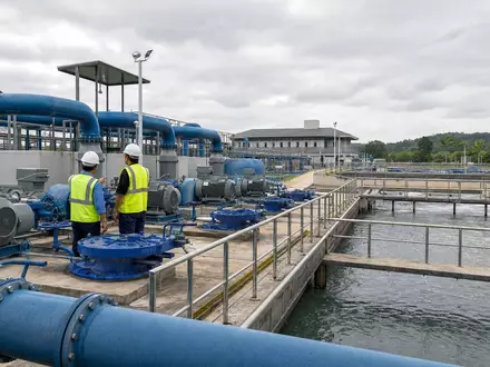 Fotorealistische Wasseraufbereitungsanlage symbolisiert Xylem Inc. (US98419M1009), führender Anbieter moderner Wassertechnik für Kommunen weltweit - Foto: THN