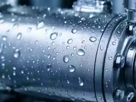 Makroaufnahme von Wassertropfen auf Edelstahl zeigt technische Präzision, für die Xylem Inc. (US98419M1009) steht - Foto: THN