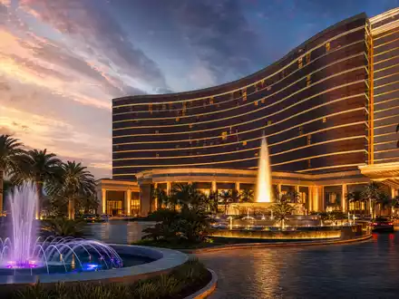 Wynn Resorts Ltd (US9831341030) betreibt luxuriöse Casino-Resorts mit beeindruckenden Fassaden und Fontänen weltweit - Foto: THN