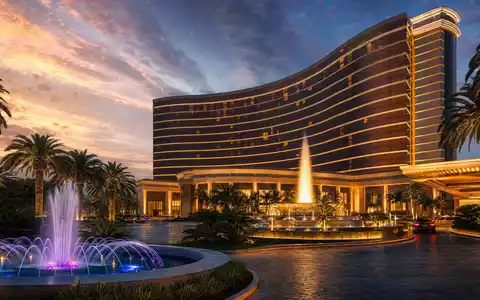 Wynn Resorts Ltd (US9831341030) betreibt luxuriöse Casino-Resorts mit beeindruckenden Fassaden und Fontänen weltweit - Foto: THN