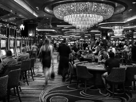 Wynn Resorts Ltd (US9831341030) betreibt geschäftige Spielhallen mit Slotmaschinen und Kartentischen für internationale Gäste - Foto: THN