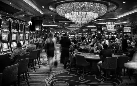 Wynn Resorts Ltd (US9831341030) betreibt geschäftige Spielhallen mit Slotmaschinen und Kartentischen für internationale Gäste - Foto: THN