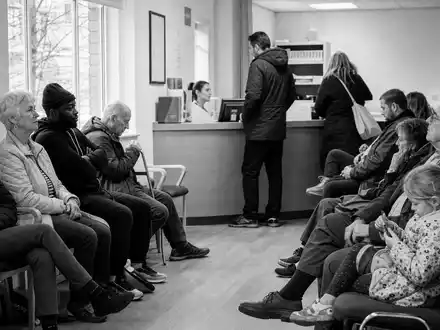 Primary Health Properties PLC (GB00BYRJ5J14) vermietet Wartebereiche in dieser Schwarzweiß-Reportage einer Hausarztpraxis - Foto: THN