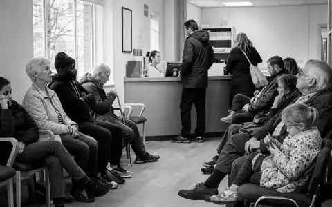 Primary Health Properties PLC (GB00BYRJ5J14) vermietet Wartebereiche in dieser Schwarzweiß-Reportage einer Hausarztpraxis - Foto: THN