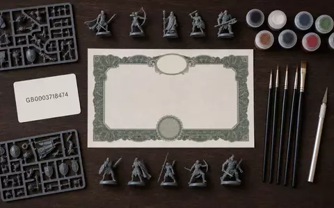 Games Workshop Group PLC (ISIN GB0003718474) Flatlay mit Aktienzertifikat, ISIN-Karte, Miniaturfiguren, Pinseln und Farbtöpfchen arrangiert - Foto: THN