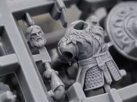 Games Workshop Group PLC (ISIN GB0003718474) Makroaufnahme unbemalter Kunststoff-Spritzgussrahmen mit filigranen Fantasy-Figurenteilen - Foto: THN