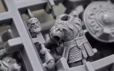Games Workshop Group PLC (ISIN GB0003718474) Makroaufnahme unbemalter Kunststoff-Spritzgussrahmen mit filigranen Fantasy-Figurenteilen - Foto: THN