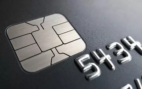 Makroaufnahme eines Bankkarten-Chips zeigt technisches Detail passend zu Virgin Money UK PLC (ISIN GB00BD6GN030) - Foto: THN