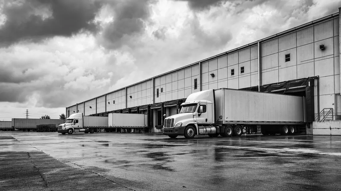 SW-Foto von LKW an Verladerampen einer Logistikhalle, WDP N.V