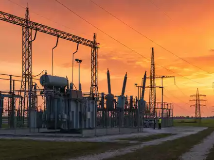 Elia Group S.A. mit ISIN BE0003822393 betreibt Hochspannungsnetze wie diese Umspannwerk-Anlage im Sonnenuntergang - Foto: THN