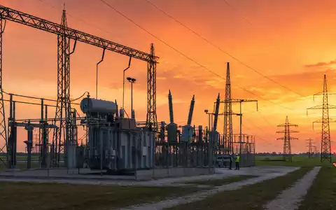 Elia Group S.A. mit ISIN BE0003822393 betreibt Hochspannungsnetze wie diese Umspannwerk-Anlage im Sonnenuntergang - Foto: THN