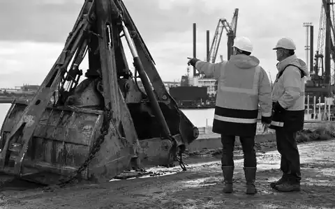 Ackermans & van Haaren N.V. (BE0003764755) in dokumentarischer SchwarzweiĂ-Reportage-Fotografie mit Fokus auf Details der Arbeitsumgebung - Foto: THN