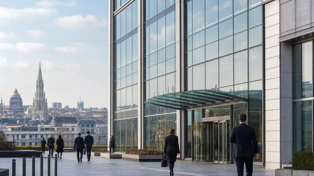Glasfassade eines Bürogebäudes im Finanzviertel mit Skyline von Brüssel