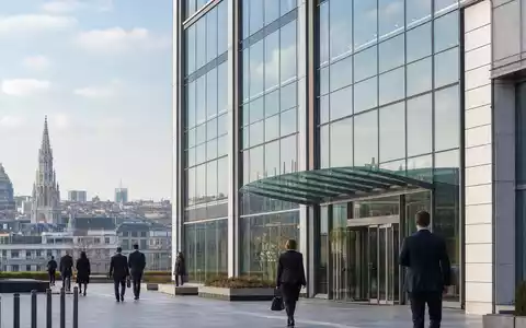 Sofina S.A. (BE0003717312) zeigt modernes BĂŒrogebĂ€ude im BrĂŒsseler Finanzviertel bei Tageslicht symbolisch - Foto: THN