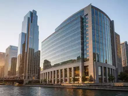 Northern Trust Corp. ISIN US6658591044 zeigt generisches Bankgebäude im Chicago Loop Finanzviertel bei Sonnenuntergang - Foto: THN