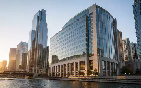 Northern Trust Corp. ISIN US6658591044 zeigt generisches Bankgebäude im Chicago Loop Finanzviertel bei Sonnenuntergang - Foto: THN