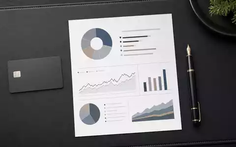 Northern Trust Corp. mit ISIN US6658591044 illustriert als Flatlay mit Bankkarte, Portfolio-Ausdruck und Füllfederhalter - Foto: THN