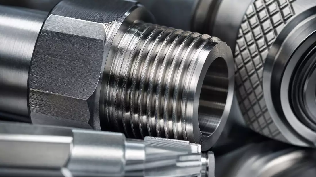 Extreme Makroaufnahme von Metallgewinde und präzise gefertigten Verbindungsteilen