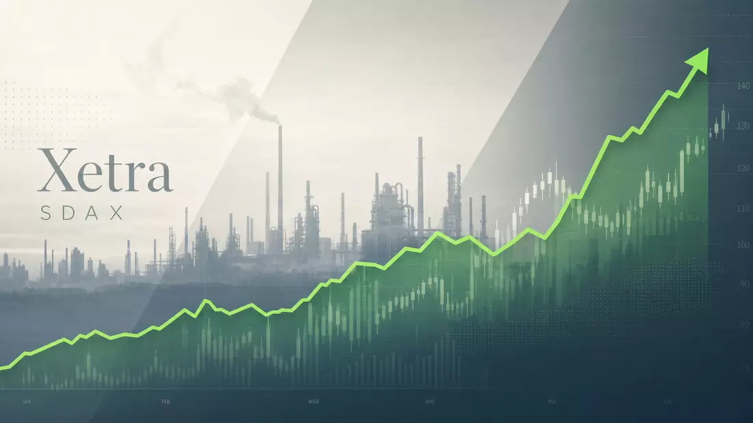 Börsen-Editorialgrafik mit steigendem Aktienchart und Text Xetra SDAX vor Fabriksilhouette