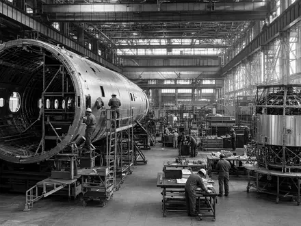 Northrop Grumman US6668071029 dokumentiert eine Schwarz-Weiß-Reportage einer großen Werkhalle mit Rumpfmontage und vielen Arbeitern - Foto: THN