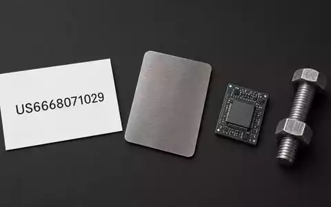Northrop Grumman US6668071029 zeigt Flatlay mit ISIN-Karte, Titanplatte, Mikrochip und Metallschraube auf dunklem Untergrund - Foto: THN