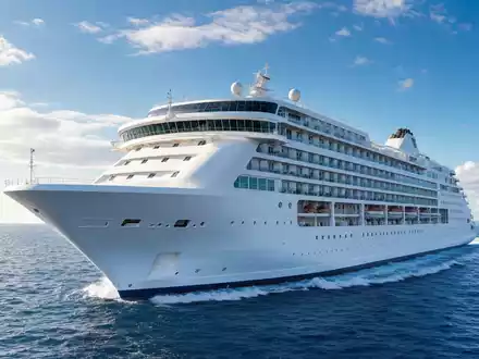 Norwegian Cruise Line BMG667211046 zeigt ein generisches weißes Kreuzfahrtschiff auf offenem Ozean bei Sonnenschein heute - Foto: THN