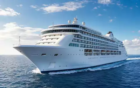 Norwegian Cruise Line BMG667211046 zeigt ein generisches weißes Kreuzfahrtschiff auf offenem Ozean bei Sonnenschein heute - Foto: THN