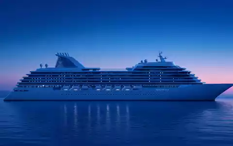 Norwegian Cruise Line BMG667211046 präsentiert ein minimalistisches Architektur-Render einer generischen Schiffssilhouette bei blauer Dämmerung - Foto: THN