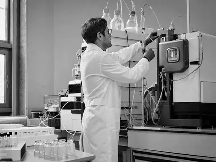 Waters Corporation (ISIN US9418481035) dokumentiert in Schwarzweiß einen Techniker an chromatographischen Analysegeräten im Labor - Foto: THN