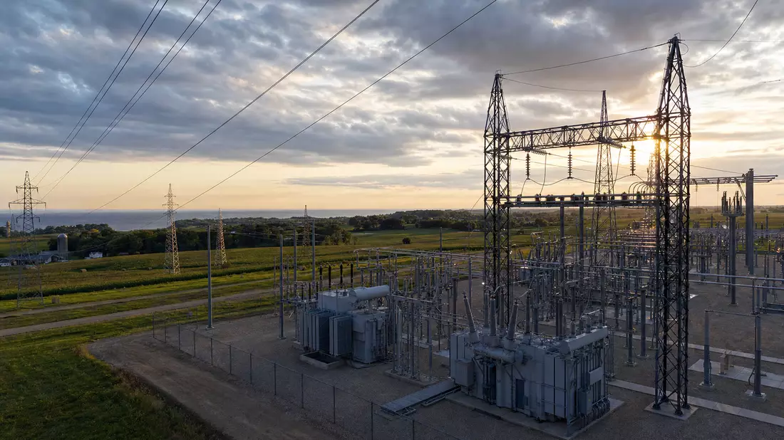 Umspannwerk mit Hochspannungsmasten in Wisconsin bei goldenem Abendlicht