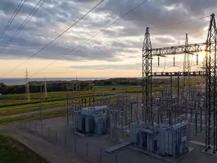 WEC Energy Group (ISIN US92939U1060) betreibt ein Umspannwerk mit Hochspannungsmasten im ländlichen Wisconsin bei Sonnenuntergang - Foto: THN