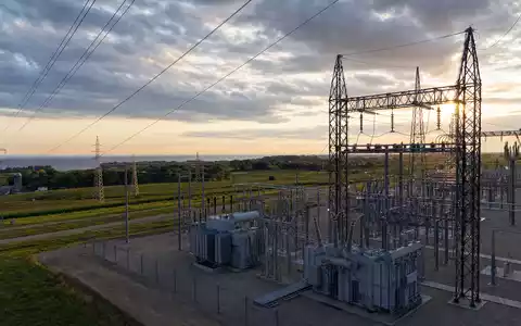 WEC Energy Group (ISIN US92939U1060) betreibt ein Umspannwerk mit Hochspannungsmasten im ländlichen Wisconsin bei Sonnenuntergang - Foto: THN