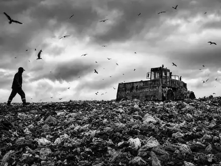 Diese SchwarzweiĂ-Reportage zeigt eine Deponie, wie sie Waste Management, ISIN US94106L1098, betreibt - Foto: THN