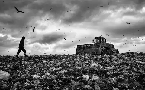 Diese Schwarzweiß-Reportage zeigt eine Deponie, wie sie Waste Management, ISIN US94106L1098, betreibt - Foto: THN