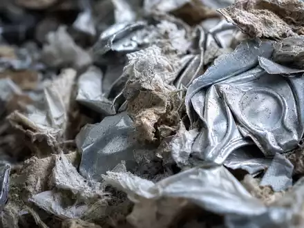 Die Makroaufnahme von Recyclingmaterial verdeutlicht das Kerngeschäft von Waste Management, ISIN US94106L1098, im Wertstoffkreislauf - Foto: THN