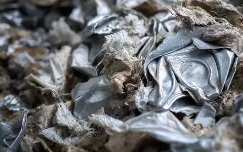 Die Makroaufnahme von Recyclingmaterial verdeutlicht das Kerngeschäft von Waste Management, ISIN US94106L1098, im Wertstoffkreislauf - Foto: THN