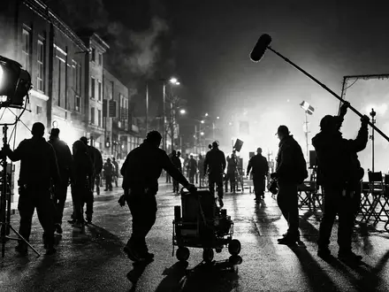 Dokumentarische Schwarzweiß-Aufnahme eines Filmsets zeigt die Medienbranche von Warner Bros. Disc., ISIN US9344231041, eindrucksvoll - Foto: THN
