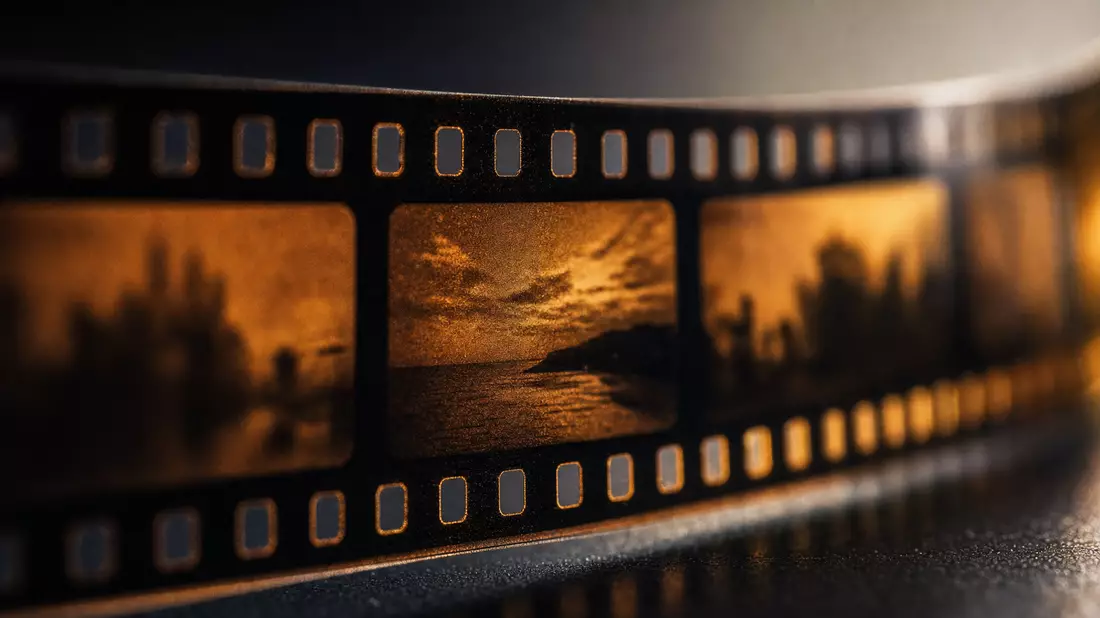 Makrofoto eines Filmstreifens mit Perforation, Detailmotiv Warner Bros. Disc. US9344231041