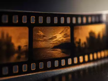 Makroaufnahme eines belichteten Filmstreifens veranschaulicht das Kerngeschäft von Warner Bros. Disc., ISIN US9344231041, im Detail - Foto: THN