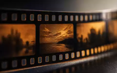 Makroaufnahme eines belichteten Filmstreifens veranschaulicht das Kerngeschäft von Warner Bros. Disc., ISIN US9344231041, im Detail - Foto: THN