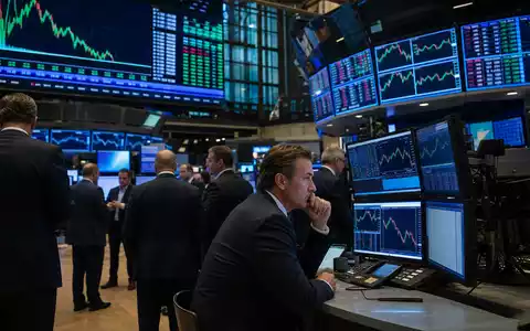 Börsen-Editorial mit Trading-Floor und Charts symbolisiert die Aktiennotierung von Warner Bros. Disc., ISIN US9344231041 - Foto: THN