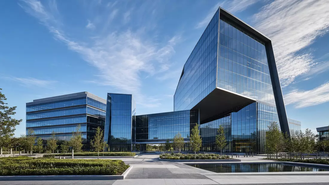 Architekturvisualisierung eines modernen Technologiecampus mit Glasfassaden und Landschaftspark
