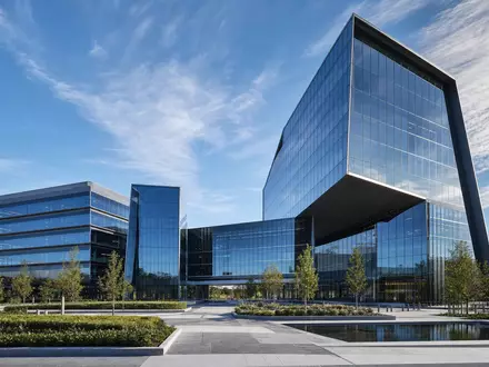 Fortinet Inc. moderner Glasfassaden Campus als architektonisches Render mit Landschaft für ISIN US34959E1091 - Foto: THN