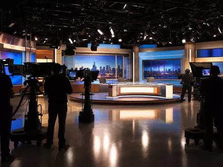 Fox Corp. (Class B) Aktie US35137L2043 zeigt modernes Fernsehstudio mit Kameras und Nachrichtendesk - Foto: THN