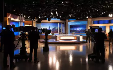 Fox Corp. (Class B) Aktie US35137L2043 zeigt modernes Fernsehstudio mit Kameras und Nachrichtendesk - Foto: THN