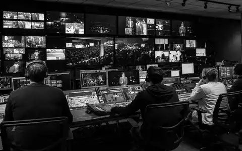 Fox Corp. (Class B) Aktie US35137L2043 zeigt dokumentarische SchwarzweiĂ-Aufnahme im Broadcast-Kontrollraum mit Monitoren - Foto: THN